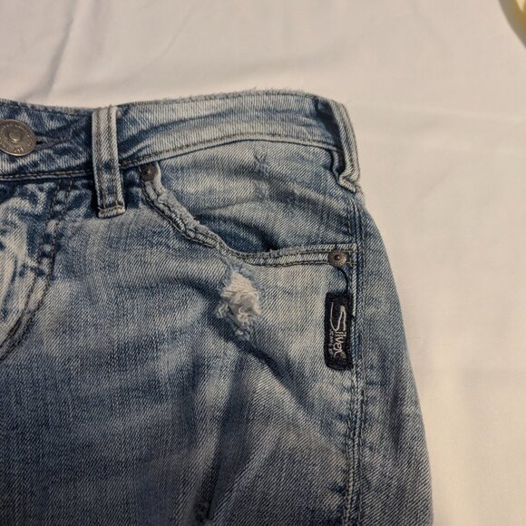 Silver Aiko Slim Crop Light Wash Size W26/L25 Distressed Jeans Color: Indigo - Picture 13 of 13